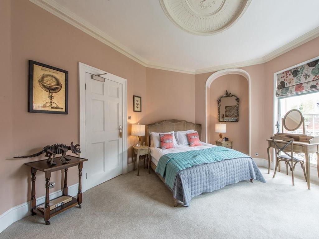 Bed and Breakfast Darwin'S Townhouse Shrewsbury Exterior foto The bedroom of the 18th-century house