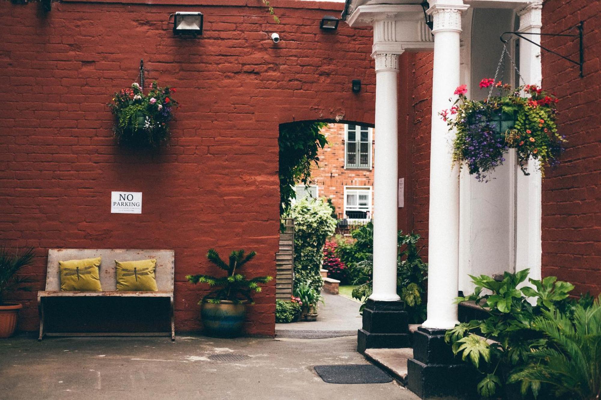 Bed and Breakfast Darwin'S Townhouse Shrewsbury Exterior foto The entrance to the courtyard of the former St. Mary's Hospital