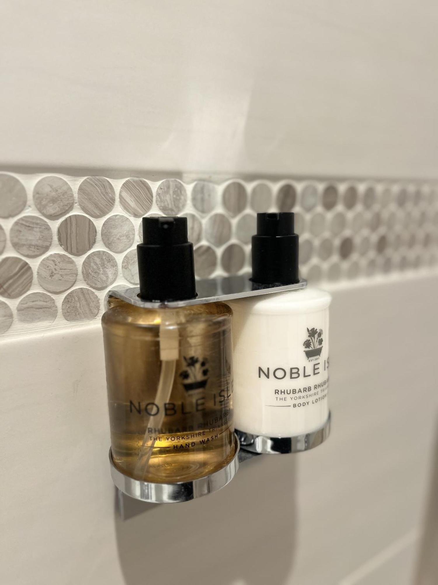 Bed and Breakfast Darwin'S Townhouse Shrewsbury Habitación foto Noble Isle products
